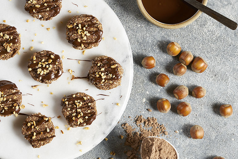 protein cookies mit haselnÂssen und schokolade auf einem teller